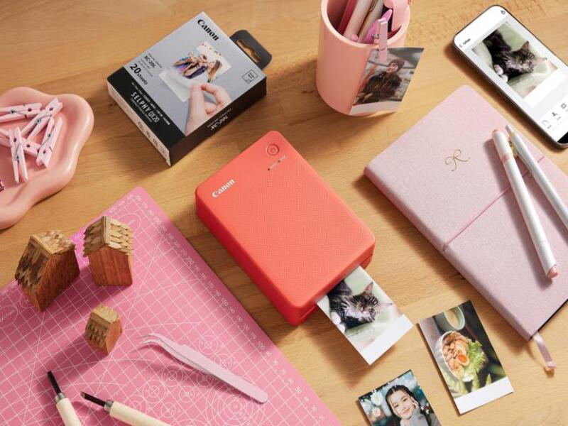Canon baru saja merilis printer foto portabel terbarunya di Indonesia, yaitu Canon Selphy QX20. Produk ini merupakan penerus dari model sebelumnya, Selphy QX10, yang telah hadir sejak 2020. Canon Selphy QX20 hadir dengan sejumlah pembaruan signifikan yang membuatnya lebih menarik dan fungsional. Salah satu keunggulan utama dari Canon Selphy QX20 adalah dukungan pencetakan foto dalam dua format, yaitu persegi dan persegi panjang. Ini berbeda dari QX10 yang hanya bisa mencetak dalam format persegi. Selain itu, QX20 kini mampu mencetak foto borderless, fitur yang sebelumnya tidak tersedia pada QX10. Desain Kompak dan Warna Elegan Canon Selphy QX20 dirancang dengan desain kompak yang mudah dibawa ke mana saja. Dengan tiga pilihan warna elegan, yakni sand white, dark grey, dan terracotta red, pengguna dapat memilih sesuai selera. Desainnya yang modern dan minimalis membuat printer ini cocok untuk gaya hidup dinamis. Kecepatan Cetak Lebih Cepat Dibandingkan pendahulunya, kecepatan cetak Canon Selphy QX20 mengalami peningkatan. Printer ini dapat mencetak satu foto dalam waktu hanya 40 detik. Ini membuat proses mencetak foto menjadi lebih efisien, terutama saat mencetak dalam jumlah banyak. Dengan teknologi termal dye-sublimation, hasil cetakannya memiliki detail yang tajam dan warna yang cerah. Kualitas Cetak yang Tahan Lama Canon mengklaim bahwa hasil cetakan dari Selphy QX20 dirancang agar tahan lama. Foto yang disimpan dalam album dapat bertahan hingga 100 tahun. Selain itu, cetakan ini tidak mudah luntur atau pudar, menjaga kualitas kenangan yang diabadikan. Teknologi ini memungkinkan pengguna untuk mencetak foto yang tetap berkualitas meski telah lama disimpan. Kemudahan Mencetak Melalui Smartphone Pengguna dapat mencetak foto secara nirkabel melalui smartphone menggunakan aplikasi Selphy Photo Layout 4.0. Aplikasi ini memungkinkan pengguna untuk mengedit, menghias, dan mengatur tata letak foto sebelum dicetak. Kemudahan ini membuat proses mencetak foto menjadi lebih fleksibel dan praktis. Aplikasi Selphy Photo Layout 4.0 juga memungkinkan pengguna membuat kolase foto secara instan. Dengan fitur ini, pengguna dapat menciptakan tampilan yang lebih menarik dan kreatif. Proses pengeditan foto dapat dilakukan secara langsung melalui smartphone, tanpa perlu perangkat tambahan. Port USB-C yang Lebih Modern Perubahan menarik lainnya adalah penggantian port pengisian daya dari micro USB menjadi USB-C. Ini membuat pengisian daya menjadi lebih cepat dan kompatibel dengan lebih banyak perangkat modern. Namun, port ini hanya berfungsi untuk pengisian daya, sementara pencetakan hanya bisa dilakukan secara nirkabel melalui koneksi Wi-Fi. Harga dan Ketersediaan Canon Selphy QX20 telah tersedia di pasar Indonesia dengan harga Rp 3.285.600. Untuk mencetak foto, pengguna juga dapat membeli Canon XS-20L Selphy Photo Paper yang dijual dengan harga Rp 266.400 per paket (berisi 20 lembar kertas foto dan satu kaset tinta). 5Blogger telah mengulas produk ini sebagai salah satu printer portabel terbaik di kelasnya. Dengan harga yang kompetitif dan fitur yang lengkap, Canon Selphy QX20 cocok untuk pengguna yang menginginkan printer foto praktis dan mudah digunakan. Kesimpulan Canon Selphy QX20 adalah printer foto portabel yang memberikan banyak keunggulan dibandingkan pendahulunya. Dengan fitur pencetakan borderless, dukungan dua format foto, koneksi nirkabel, dan desain portabel, QX20 menjadi pilihan ideal bagi mereka yang suka mencetak foto di mana saja. Kecepatan cetak yang hanya memakan waktu 40 detik dan hasil cetakan yang tahan hingga 100 tahun membuat printer ini semakin menarik. Dukungan aplikasi Selphy Photo Layout 4.0 memudahkan pengguna untuk mengedit dan mencetak foto langsung dari smartphone. Tidak hanya itu, fitur modern seperti port USB-C memberikan kenyamanan lebih dalam proses pengisian daya. Canon Selphy QX20 dipandang sebagai salah satu printer portabel terbaik di pasaran oleh 5Blogger. Jika Anda mencari printer foto mini yang portabel, mudah digunakan, dan memiliki kualitas cetak yang andal, Canon Selphy QX20 bisa menjadi pilihan tepat