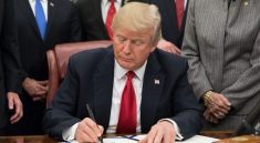 trump bebaskan smartphone dan chip