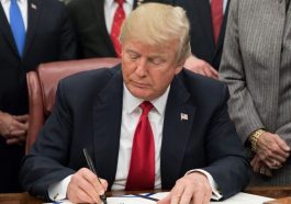 trump bebaskan smartphone dan chip