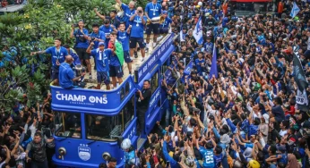 Bandung Biru! Konvoi Persib Bandung Disambut Lautan Bobotoh