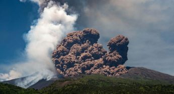 Gunung Etna Meletus, Turis Panik Menghindari Kawah