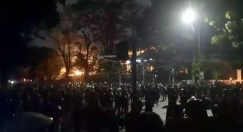 Demo Bandung Memanas, Massa Tembakkan Petasan ke Gerbang DPRD Jabar