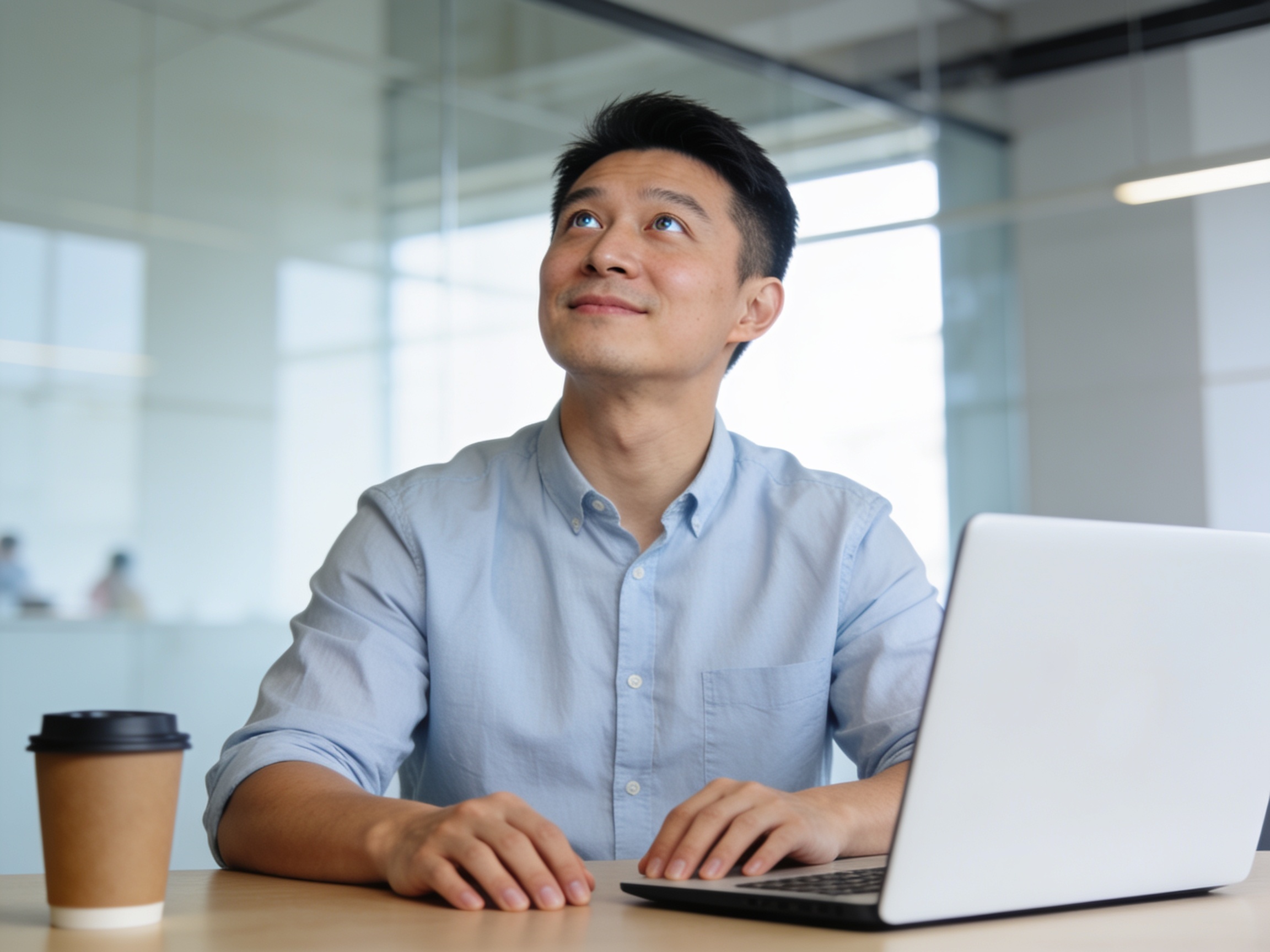 Content creator sedang bekerja di ruang kerja modern dengan pencahayaan alami