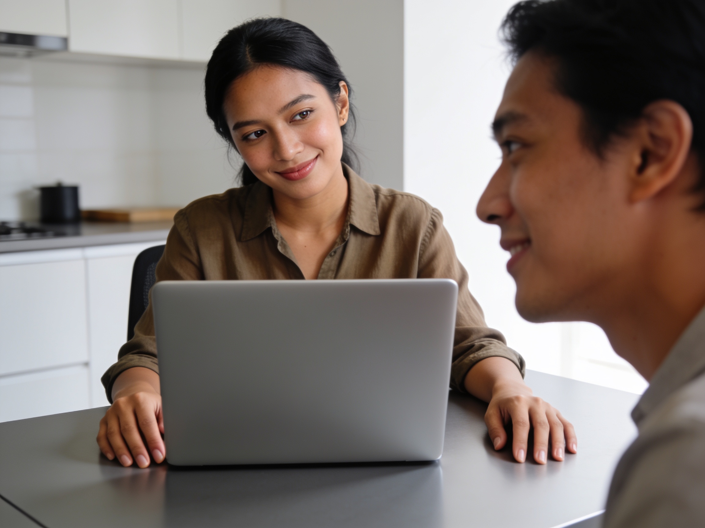 Perempuan blogger profesional menganalisis data traffic dan tantangan blog monetisasi digital di ruang kerjanya.